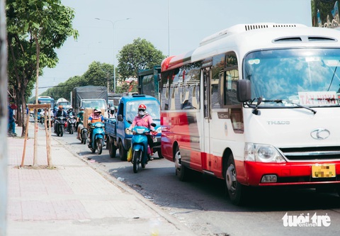 Ô tô giành hết đường, xe máy còn chỗ đâu mà chạy- Ảnh 1. Nhiều người đi xe máy phải len lỏi giữa hàng dài xe ô tô trên chính làn xe máy - Ảnh: THANH HIỆP