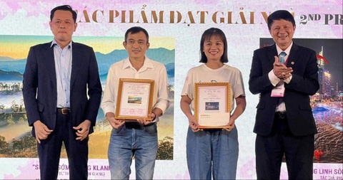Trao hai giải nhì cuộc thi ảnh Ban tổ chức trao hai giải nhì cuộc thi ảnh