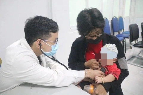 TP.HCM có khoảng 20% trẻ bị bỏ sót, thiếu mũi tiêm chủng- Ảnh 1. Trẻ em được tiêm chủng tại TP.HCM - Ảnh: THU HIẾN