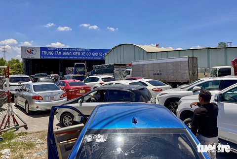 Sắp xử đại án ở Cục Đăng kiểm, TP.HCM vẫn duy trì hoạt động đăng kiểm cho người dân- Ảnh 1. Người dân xếp hàng đợi đăng kiểm xe trước Trung tâm đăng kiểm xe cơ giới 50 - 17D (huyện Nhà Bè, TP.HCM). Ghi nhận ngày 25-4 - Ảnh: CHÂU TUẤN