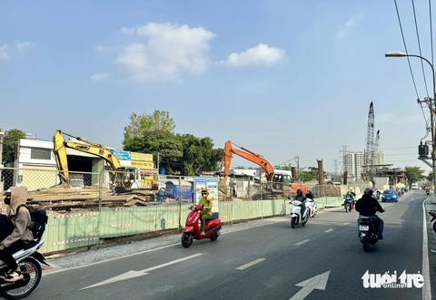 Hẹn về đích cuối năm 2024, cầu Nam Lý đã đạt hơn 85%- Ảnh 2. Tuổi Trẻ Online ghi nhận hiện nay các đơn vị đang tập trung thi công, công nhân và máy móc làm việc xuyên suốt trên công trường - Ảnh: THU DUNG