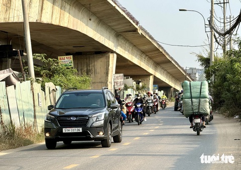Hẹn về đích cuối năm 2024, cầu Nam Lý đã đạt hơn 85%- Ảnh 3. Khu vực cầu Nam Lý, đường Đỗ Xuân Hợp thường xuyên xảy ra ùn tắc giao thông khiến người dân đi lại khó khăn - Ảnh: THU DUNG