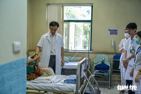 GS.TS Nguyễn Quang Tuấn: 2 năm qua, lúc nào tôi cũng nghĩ đến ngày mặc áo blouse- Ảnh 3. Ông Nguyễn Quang Tuấn gặp bệnh nhân tại Bệnh viện Hữu Nghị - Ảnh: NAM TRẦN