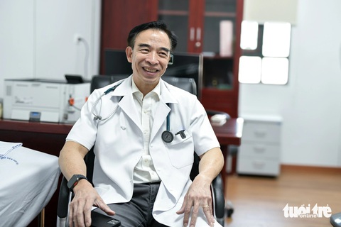GS.TS Nguyễn Quang Tuấn: 2 năm qua, lúc nào tôi cũng nghĩ đến ngày mặc áo blouse- Ảnh 5. Cựu giám đốc Bệnh viện Bạch Mai Nguyễn Quang Tuấn chia sẻ với phóng viên Tuổi Trẻ ngày 11-7 - Ảnh: NAM TRẦN