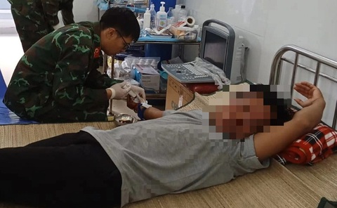Quân y đảo Sơn Ca ((huyện Trường Sa, tỉnh Khánh Hòa) phẫu thuật cho ngư dân Doanh - Ảnh: NGUYỄN NINH Quân y đảo Sơn Ca (huyện Trường Sa, tỉnh Khánh Hòa) phẫu thuật cho ngư dân - Ảnh: NGUYỄN NINH