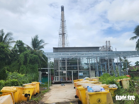 Dân đóng cửa, bỏ nhà đi vì khói từ lò đốt rác thải y tế- Ảnh 1. Sau khi người dân phản ứng quyết liệt thì lò đốt rác thải y tế đã tạm dừng hoạt động từ ngày 8-7 đến nay - Ảnh: BỬU ĐẤU