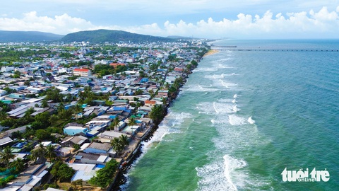 Biển xâm thực, người dân Phú Quốc sống trong lo sợ- Ảnh 3. Dọc dài mé biển khu phố 6 đến khu phố 9 (phường Dương Đông, TP Phú Quốc) đã mất hết bãi cát, người dân tạm gia cố đá để kè chắn sóng - Ảnh: CHÍ CÔNG