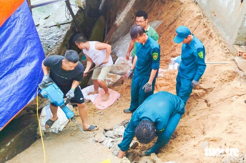 Biển xâm thực, người dân Phú Quốc sống trong lo sợ- Ảnh 2. Sóng biển đánh khiến phía sau nhà một người dân ở khu phố 9 (phường Dương Đông) bị sập nền. Lực lượng chức năng địa phương xuống hỗ trợ khắc phục hậu quả - Ảnh: C.CÔNG