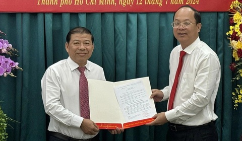 Ông Nguyễn Thanh Sang làm phó trưởng Ban Nội chính Thành ủy TP.HCM- Ảnh 1. Phó bí thư thường trực Thành ủy TP.HCM Nguyễn Hồ Hải (phải) trao quyết định cho ông Nguyễn Thanh Sang - Ảnh: H.L.