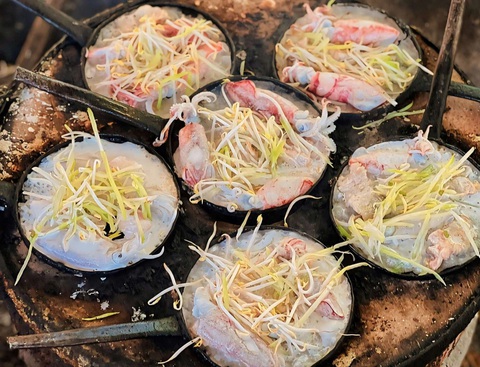 Món bánh xèo mực được chế biến và ăn liền tại chỗ - Ảnh: TRẦN HOÀI Món bánh xèo mực được chế biến và ăn liền tại chỗ - Ảnh: TRẦN HOÀI
