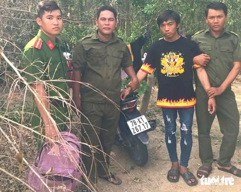 Lực lượng tham gia bảo vệ an ninh, trật tự cơ sở huyện Đồng Xuân (tỉnh Phú Yên) vừa bắt giữ thành công thanh niên trộm xe máy của một người phụ nữ - Ảnh: Công an cung cấp Lực lượng tham gia bảo vệ an ninh, trật tự cơ sở huyện Đồng Xuân (tỉnh Phú Yên) vừa bắt giữ thành công thanh niên trộm xe máy của một người phụ nữ - Ảnh: Công an cung cấp