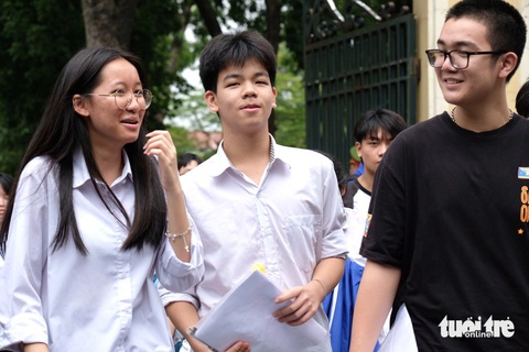 Lần đầu Hà Nội hạ điểm chuẩn kỷ lục tuyển sinh bổ sung vào lớp 10 với hơn 60 trường- Ảnh 1. Thí sinh hoàn thành kỳ thi tuyển sinh vào lớp 10 năm học 2024 - 2025 - Ảnh: NGUYÊN BẢO