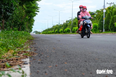 Ngắm đường Rừng Sác đi xuyên qua rừng ngập mặn xanh ngắt được đề xuất nâng cấp- Ảnh 5. Dù đường Rừng Sác rộng rãi nhưng thực tế lượng xe cộ đi lại thưa thớt. Trên tuyến đường được bố trí nhiều bảng thông tin về các số điện thoại để liên hệ khi gặp sự cố, vá xe lưu động...