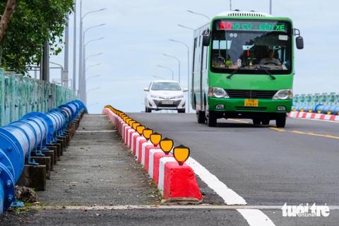 Ngắm đường Rừng Sác đi xuyên qua rừng ngập mặn xanh ngắt được đề xuất nâng cấp- Ảnh 7. Cầu Dần Xây rộng 12m, dài 381m. Cũng như các cây cầu khác trên tuyến, cầu Dần Xây có tải trọng 30 tấn với 3 làn xe