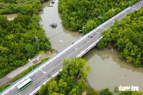 Ngắm đường Rừng Sác đi xuyên qua rừng ngập mặn xanh ngắt được đề xuất nâng cấp- Ảnh 9. Theo đề xuất của Sở Giao thông vận tải TP, 8 cây cầu trên đường Rừng Sác sẽ được xây thêm phần cầu rộng 15,75m (3 làn ô tô và 1 làn xe đạp). Như vậy, khi hoàn thành, mỗi cây cầu sẽ được nâng cấp từ 3 lên 6 làn xe