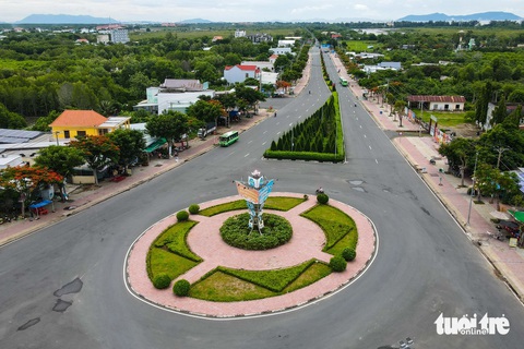 Ngắm đường Rừng Sác đi xuyên qua rừng ngập mặn xanh ngắt được đề xuất nâng cấp- Ảnh 13. Điểm cuối đường Rừng Sác tại vòng xoay Long Hòa - Cần Thạnh. Từ đây, người dân có thể tiếp tục di chuyển vào khu du lịch 30-4