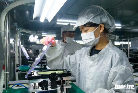Đổi mới toàn diện, nâng cao chất lượng đào tạo nghề cho lao động nông thôn- Ảnh 1. Công nhân làm việc trong nhà máy tại Khu công nghiệp VSIP, Bắc Ninh - Ảnh: NGUYÊN BẢO