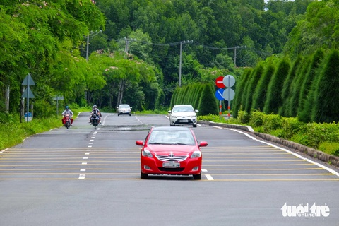 Ngắm đường Rừng Sác đi xuyên qua rừng ngập mặn xanh ngắt được đề xuất nâng cấp- Ảnh 3. Năm 2011, công trình xây dựng đường Rừng Sác dài gần 40km với 6 làn xe, tổng vốn đầu tư 1.561 tỉ đồng khánh thành. Hơn 10 năm qua, tuyến đường đã góp phần hoàn thiện mạng lưới giao thông TP, đồng thời nối kết khu vực trung tâm TP với Cần Giờ hướng ra biển và rút ngắn thời gian đi lại