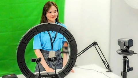 GEN Z chọn việc: Tuyển dụng rộng mở, yêu cầu cao hơn- Ảnh 1. Cán bộ nhân sự Công ty TNHH Luxshare-ICT Việt Nam livestream trả lời thắc mắc của người lao động trên TikTok - Ảnh: HÀ QUÂN