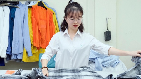 GEN Z chọn việc: Tuyển dụng rộng mở, yêu cầu cao hơn- Ảnh 2. Một bạn trẻ làm việc trong nhà máy của Tổng công ty May 10 - Ảnh: GIA ĐOÀN