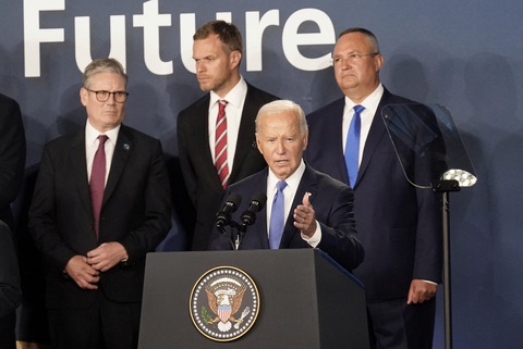 Tin tức thế giới 12-7: 12 nghị sĩ Dân chủ quay lưng với ông Biden; NATO thỏa thuận gì với Hàn Quốc?- Ảnh 1. Tổng thống Mỹ Biden phát biểu tại Hội nghị thượng đỉnh NATO ngày 11-7 - Ảnh: REUTERS