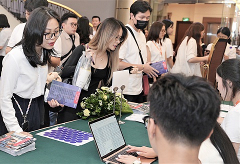 3 mẹo tìm việc khi mới ra trường- Ảnh 1. Phụ huynh và các bạn quan tâm đến du học Anh tham dự sự kiện vừa diễn ra tại Hà Nội - Ảnh: SVUK