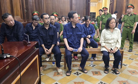 Bà Nguyễn Thị Thanh Nhàn lãnh thêm 24 năm tù- Ảnh 2. Ông Dương Hoa Xô (bìa trái, cựu giám đốc Trung tâm Công nghệ sinh học) lãnh 15 năm tù - Ảnh: ĐAN THUẦN