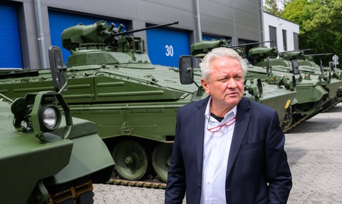 Báo Mỹ: Nga định ám sát CEO các công ty sản xuất vũ khí cho Ukraine- Ảnh 1. CEO Rheinmetall, ông Armin Papperger, đứng cạnh một sản phẩm của tập đoàn tại một triển lãm - Ảnh: CNN