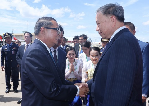 Chủ tịch nước Tô Lâm đến Phnom Penh, bắt đầu thăm cấp nhà nước Campuchia- Ảnh 2. Quan chức Campuchia đón Chủ tịch nước Tô Lâm - Ảnh: TTXVN