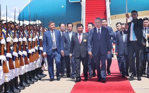 Chủ tịch nước Tô Lâm đến Phnom Penh, bắt đầu thăm cấp nhà nước Campuchia- Ảnh 3. Đội danh dự đứng nghiêm, chào mừng Chủ tịch nước Tô Lâm đến thăm Campuchia - Ảnh: TTXVN