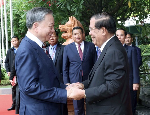 Không để thế lực thù địch xuyên tạc, chia rẽ tình hữu nghị Việt Nam - Campuchia- Ảnh 1. Chủ tịch CPP, Chủ tịch Thượng viện Campuchia Hun Sen đón Chủ tịch nước Tô Lâm tại Phnom Penh chiều 12-7 - Ảnh: TTXVN