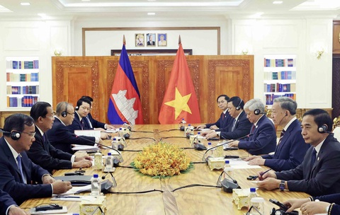 Không để thế lực thù địch xuyên tạc, chia rẽ tình hữu nghị Việt Nam - Campuchia- Ảnh 4. Chủ tịch nước Tô Lâm và Chủ tịch Hun Sen chủ trì hội đàm giữa hai bên - Ảnh: TTXVN