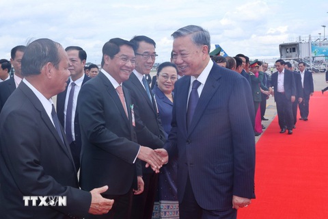 Chủ tịch nước Tô Lâm đọc Kiều khi thăm trường song ngữ, trao quà cho người Việt ở Lào- Ảnh 7. Quan chức Lào ra tiễn Chủ tịch nước Tô Lâm tại sân bay Wattay trưa 12-7 - Ảnh: TTXVN