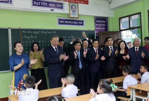 Chủ tịch nước Tô Lâm đọc Kiều khi thăm trường song ngữ, trao quà cho người Việt ở Lào- Ảnh 1. Chủ tịch nước Tô Lâm cùng đoàn đại biểu thăm một lớp học ở Trường Nguyễn Du, thủ đô Vientiane (Lào) - Ảnh: TTXVN