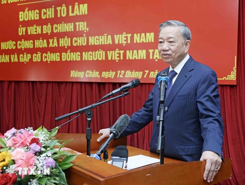 Chủ tịch nước Tô Lâm đọc Kiều khi thăm trường song ngữ, trao quà cho người Việt ở Lào- Ảnh 5. Chủ tịch nước Tô Lâm phát biểu tại cuộc gặp bà con Việt Nam ở Lào - Ảnh: TTXVN
