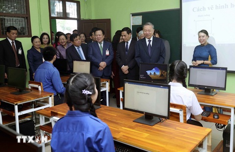 Chủ tịch nước Tô Lâm đọc Kiều khi thăm trường song ngữ, trao quà cho người Việt ở Lào- Ảnh 2. Chủ tịch nước Tô Lâm thăm một phòng tin học Trường Nguyễn Du - Ảnh: TTXVN