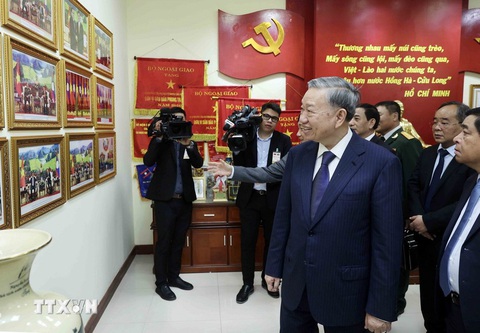 Chủ tịch nước Tô Lâm đọc Kiều khi thăm trường song ngữ, trao quà cho người Việt ở Lào- Ảnh 4. Chủ tịch nước Tô Lâm tham quan phòng truyền thống của Đại sứ quán Việt Nam tại Lào - Ảnh: TTXVN