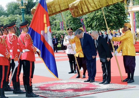 Quốc vương Campuchia chủ trì lễ đón trọng thể Chủ tịch nước Tô Lâm- Ảnh 4. Hai nhà lãnh đạo cùng bước trên thảm đỏ khi duyệt đội danh dự - Ảnh: TTXVN