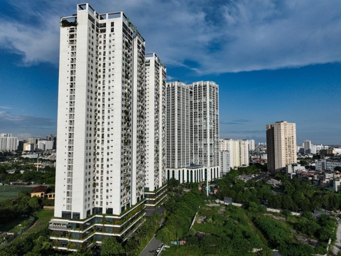 Thêm 2 ngân hàng tham gia gói tín dụng 120.000 tỉ đồng, vốn cho nhà ở xã hội vẫn nhỏ giọt- Ảnh 2. Nguồn cung khan hiếm kéo dài đang đẩy giá chung cư tại Hà Nội, TP.HCM lên quá cao - Ảnh: NAM TRẦN