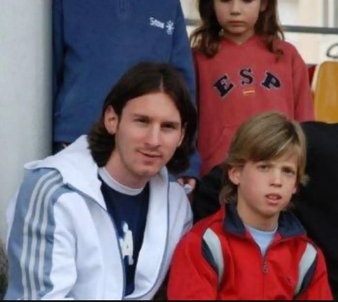 Sao Tây Ban Nha Dani Olmo từng 'chê' chuyện chụp ảnh với Messi- Ảnh 1. Bức ảnh nổi tiếng mà Dani Olmo được chụp cùng Messi khi còn nhỏ - Ảnh: X.COM