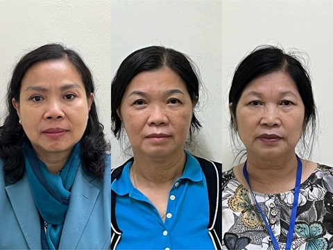 Bắt nguyên giám đốc Bảo hiểm xã hội Bắc Giang và giám đốc Bệnh viện Y học cổ truyền Thái Nguyên- Ảnh 2. Các bị can Võ Thị Kim Loan, Đinh Thị Mộng Thanh, Nguyễn Thị Hiệu tại cơ quan công an - Ảnh: Bộ Công an