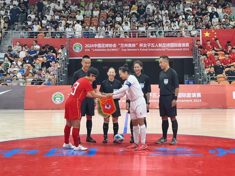 Tuyển futsal nữ Việt Nam thắng cách biệt Trung Quốc- Ảnh 1. Đội tuyển futsal nữ Việt Nam (phải) tặng cờ lưu niệm trước trận đấu cho Trung Quốc - Ảnh: VFF