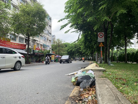 Sau phản ánh, đường Trường Sa vẫn ngập ngụa rác- Ảnh 3. Gối, nệm được vứt ngay dưới lòng đường - Ảnh: KSOR QUÝ
