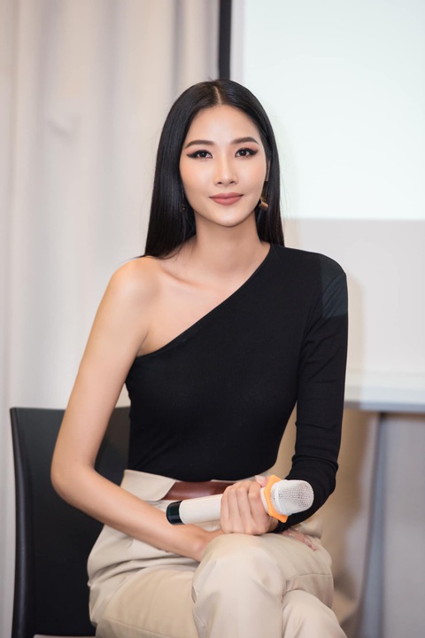 Dược sĩ Tiến lý giải Hoàng Thùy không được chọn làm giám khảo- Ảnh 3. Hoàng Thùy vừa đăng đàn series chị chị em em, ngầm tố có người chèn ép mình