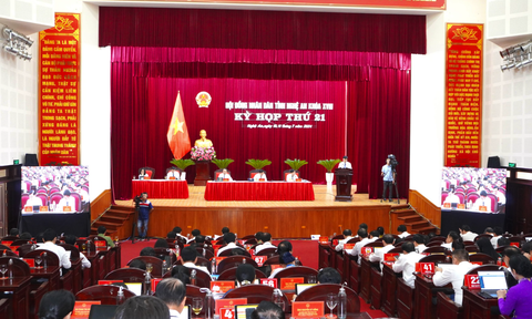 Nghị trường ba không: không hoa, không giấy, không chai nhựa- Ảnh 1. Kỳ họp Hội đồng nhân dân tỉnh Nghệ An diễn ra trong hai ngày với nhiều đổi mới: không trang trí hoa, không giấy tờ, không sử dụng chai nhựa - Ảnh: DOÃN HÒA