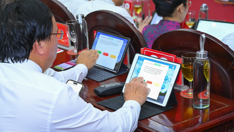 Nghị trường ba không: không hoa, không giấy, không chai nhựa- Ảnh 2. Các đại biểu Hội đồng nhân dân tỉnh Nghệ An biểu quyết qua máy tính bảng - Ảnh: DOÃN HÒA