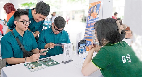 Gen Z chọn việc: Người rải hồ sơ, người có việc ngay lúc học- Ảnh 1. Lao động trẻ có nhiều cơ hội nên càng cần tìm hiểu kỹ thông tin lương thưởng, đãi ngộ, cơ hội thăng tiến nơi mình ứng tuyển - Ảnh: HÀ QUÂN