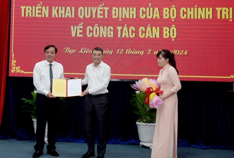 Chủ tịch UBND tỉnh Cà Mau làm phó bí thư Tỉnh ủy Bạc Liêu- Ảnh 1. Trưởng Ban Tổ chức Trung ương Lê Minh Hưng trao quyết định của Bộ Chính trị cho ông Huỳnh Quốc Việt (bên trái) - Ảnh: HỮU THỌ
