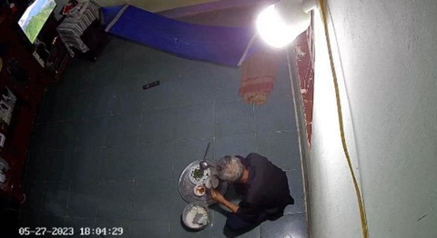 Xem ảnh người cha ăn cơm một mình, dân mạng chỉ muốn về ngay thôi- Ảnh 1. Hình ảnh người cha ăn cơm một mình vào buổi chiều muộn được chia sẻ trên mạng xã hội - Ảnh: AN NHIÊN
