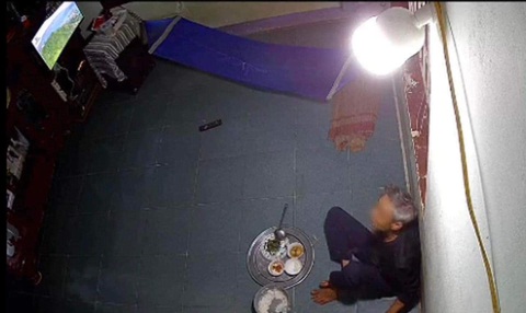 Xem ảnh người cha ăn cơm một mình, dân mạng chỉ muốn về ngay thôi- Ảnh 2. Người đàn ông tóc bạc trắng vừa ăn cơm một mình, vừa xem tivi trong căn nhà trống trải - Ảnh: AN NHIÊN